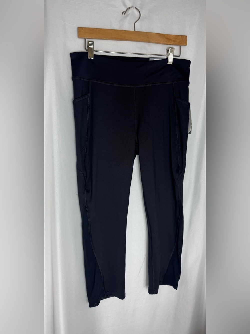 DryTEK capri mid rise Women’s Black Athletic Crop Leggings Side Pockets L NWT